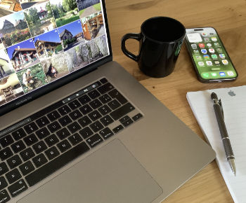 Photo d'un Mac, tasse de café, carnet de note et stylo